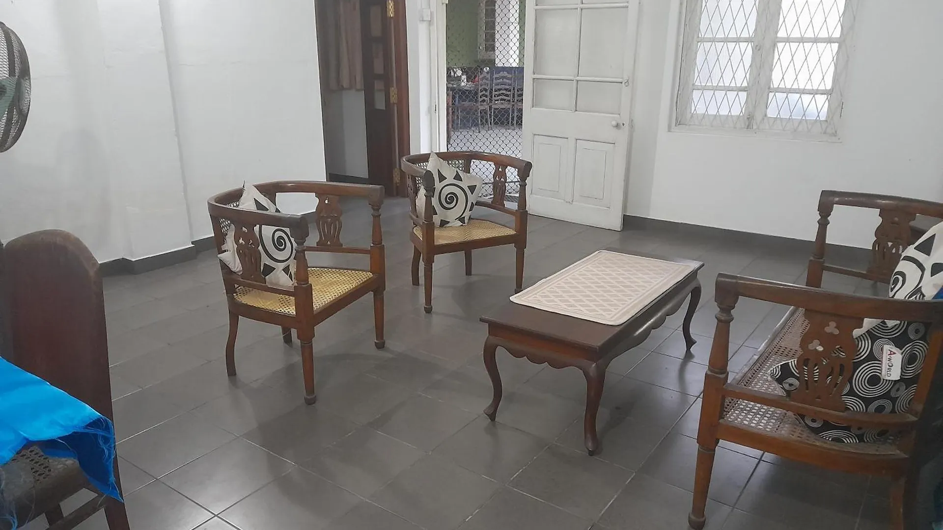 Lamp Colonial Bungalow Airport Katunayake Homestay