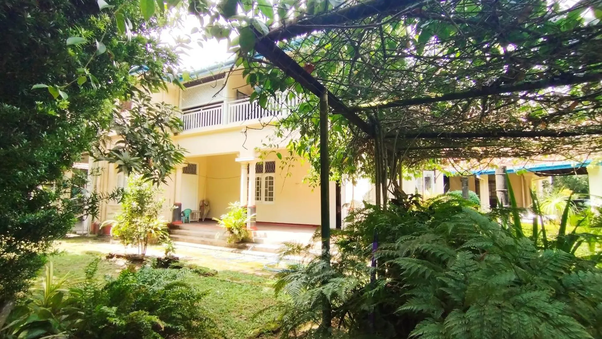 Lamp Colonial Bungalow Airport Katunayake